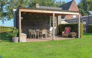 ドンヘンにあるAmazing Home In Dongen With Kitchenの庭にテーブルと椅子が備わるパビリオン