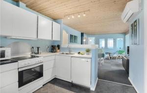 Nhà bếp/bếp nhỏ tại Stunning Home In Oksbøl With Sauna