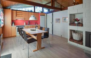 una cucina e una sala da pranzo con tavolo e sedie di Holiday Home Fyrrekrogen Nørre Nebel Iii a Lønne Hede Altre 6 foto