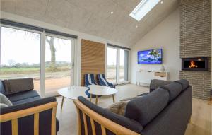 TV a/nebo společenská místnost v ubytování Stunning Home In Haderslev With Kitchen
