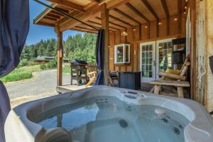 Fotografija v galeriji nastanitve Beaver Hill Cabin near Plain by NW Comfy Cabins v mestu Leavenworth