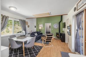 Predel za sedenje v nastanitvi Beaver Hill Cabin near Plain by NW Comfy Cabins + 27 fotografij