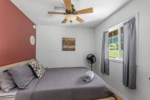 Postelja oz. postelje v sobi nastanitve Beaver Hill Cabin near Plain by NW Comfy Cabins