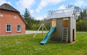 Ο χώρος παιχνιδιού για παιδιά στο Gorgeous Home In Ulfborg With Sauna +32 φωτογραφίες