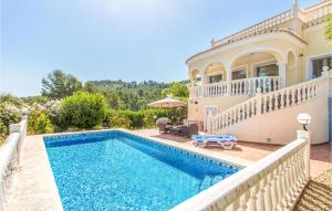 eine Villa mit Swimmingpool und ein Haus in der Unterkunft Amazing Home In Trullent in Benidoleig + 17 Fotos