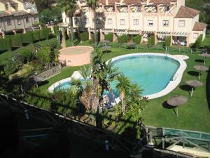 una vista aérea de una piscina en un complejo en Residencial Augusta, en Islantilla