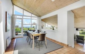 Χώρος καθιστικού στο Pet Friendly Home In Sjølund With Sauna