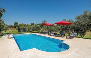 Bazén v ubytovaní Holiday Home Orihi I alebo v jeho blízkosti