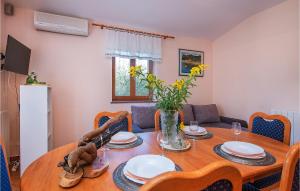 Televízia a/alebo spoločenská miestnosť v ubytovaní Holiday Home Orihi I