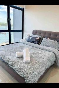 コタキナバルにあるThe Shore Sunset Seaview Suite 日落海景一房一厅一卫 침실 1개, 거실 1개, 일몰 바다 전망을 감상할 수 있는 욕실 1개の窓付きのベッド