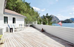 FisterにあるAwesome Home In Fister With Wifiの木製デッキ(家の上に椅子2脚付) +11枚の写真