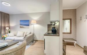 ein Wohnzimmer und eine Küche mit einer Couch und einem Tisch in der Unterkunft Baltischer Hof Apartment 3 in Boltenhagen