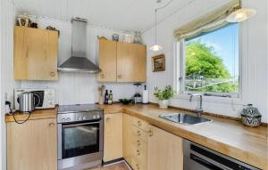 Η κουζίνα ή μικρή κουζίνα στο Two-Bedroom Holiday Home In Lemvig