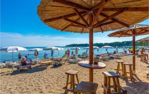 plaża z leżakami i parasolami oraz ludzie na plaży w obiekcie Holiday Home Medulin 33 w Medulinie +6 zdjęć