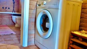 PozzolaticoにあるLa Speranzaのトイレの隣のバスルームに洗濯機が備わります。