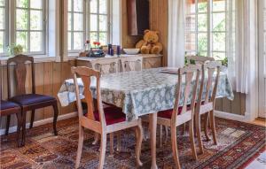 eine Küche mit einem Tisch mit Stühlen und einem Teddybär in der Unterkunft Four-Bedroom Holiday Home In Kornsjo in Kornsjø