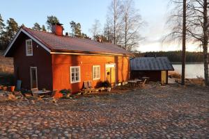 a house that is sitting on the side of a lake at Villa Reuter in Stormälö