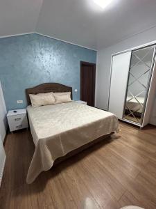 Postel nebo postele na pokoji v ubytování Vila La Nașu + 14 fotografií