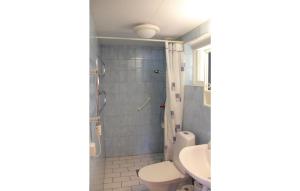 Ванная комната в 2 Bedroom Cozy Home In Ronneby +3 фотографии