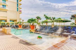 una piscina con fontana in un resort di Hilton Ocean Beach Club Resort, Virginia Beach, VA - 2BR Suite City View a Virginia Beach