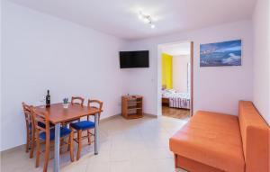 TV a/nebo společenská místnost v ubytování One-Bedroom Apartment With Sea View In Baska Voda