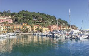 Un montón de barcos están atracados en un puerto deportivo. en Casa Azzurra, en Porto Azzurro