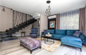 Posezení v ubytování 4 Bedroom Amazing Home In Kremena