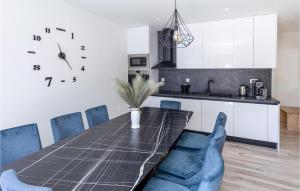 Kuchyň nebo kuchyňský kout v ubytování 4 Bedroom Amazing Home In Kremena