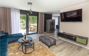 TV a/nebo společenská místnost v ubytování 4 Bedroom Amazing Home In Kremena