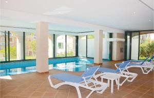 basen z 2 krzesłami i stołem w obiekcie 4 Bedroom Stunning Home In Fornalutx w mieście Fornalutx