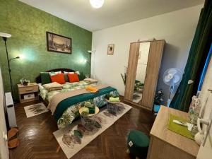 una camera da letto con un letto e un grande specchio di ApartHotel Maxim a Kotor (Cattaro)