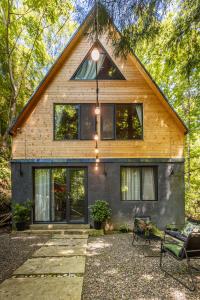 une maison dans les bois avec une terrasse dans l'établissement VenoSea Tsikhisdziri Seaside Cottage, à Tsikhisdziri