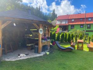 ein Pavillon mit einem Hund, der im Gras liegt in der Unterkunft Tiny house in Velké Karlovice