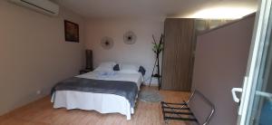 Posteľ alebo postele v izbe v ubytovaní Chambre spacieuse, indépendante, 700m de la gare