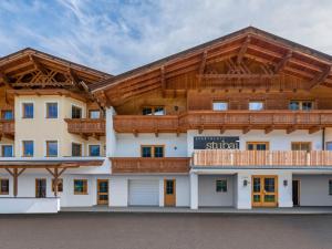 duży budynek z drewnianym dachem w obiekcie Apartment Neustift near Stubai Ski Lift w Neustift im Stubaital