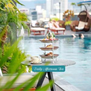 Bazén v ubytování Golden Lotus Grand Da Nang - Panoramic Rooftop Bar & Daily Afternoon Tea nebo v jeho okolí