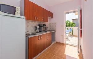 Kuchyň nebo kuchyňský kout v ubytování Nice Apartment In Kastel With Kitchen