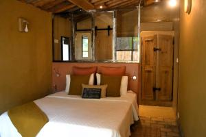 Łóżko lub łóżka w pokoju w obiekcie Les Pieds Tanqués - Chambres d'hôtes - Calanque à pieds