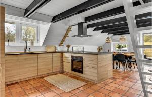 Kuchyň nebo kuchyňský kout v ubytování Cozy Home In Glesborg With Wifi + 11 fotografií