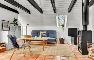 Posezení v ubytování Cozy Home In Glesborg With Wifi