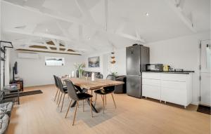 Kuchyň nebo kuchyňský kout v ubytování Pet Friendly Home In Grenaa With Wifi