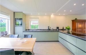 Η κουζίνα ή μικρή κουζίνα στο Beautiful Home In Julianadorp With Wifi