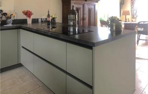 Η κουζίνα ή μικρή κουζίνα στο Beautiful Home In Julianadorp With Wifi