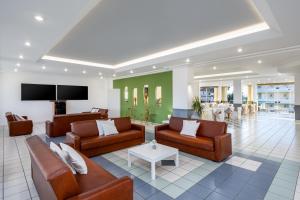 A television and/or entertainment centre at Bayside Hotel Katsaras