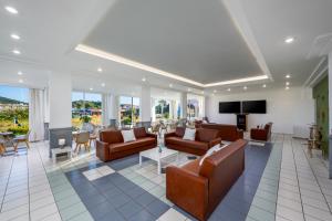 A television and/or entertainment centre at Bayside Hotel Katsaras