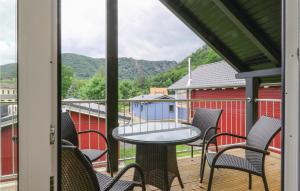 eine Terrasse mit Stühlen und einem Tisch auf einem Balkon in der Unterkunft Ferienhausdorf Thale in Thale