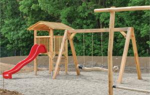 Ein Kinderspielbereich in der Unterkunft Ferienhausdorf Thale
