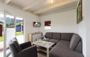 ein Wohnzimmer mit einer Couch und zwei Sesseln in der Unterkunft Ferienhausdorf Thale in Thale + 33 Fotos