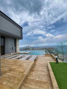 - un bâtiment avec piscine et vue sur la ville dans l'établissement New Luxury Apartment in Cartagena, à Carthagène des Indes