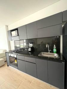 une cuisine avec un évier et une cuisinière dans l'établissement New Luxury Apartment in Cartagena, à Carthagène des Indes